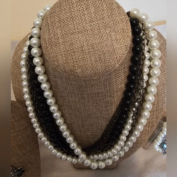 Pearl and Metal Necklaces & Bracelet - Picture 2 of 6